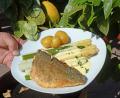 Bild: Gabi Schönberger
Das Doradenfilet wird zuerst auf der Hautseite gebraten, der Spargel mit der Zitronen-Hollandaise überzogen.