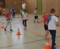 Bild: weu
Andro Sucharda und Mitglieder der Vorstandschaft boten den Schülern der ersten und zweiten Klassen ein spielerisches Tennistraining an. Mit Maskottchen „Talentino“ hatten die Kinder viel Freude.