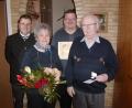 Bild: tok
Bürgermeister Karlheinz Budnik und Pfarrer Hubert Bartel (hinten, von links) gratulieren Gisela und Siegfried Wilhelm (vorne) zur Goldenen.
