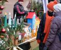 Bild: exb
Die Besucher des Adventsmarkts bestaunen die selbstgebastelten Dekorationen.