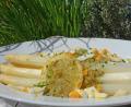 Bild:  Gabi Schönberger
Über den Spargel kommt eine aromatische, warme Vinaigrette sowie gewürfeltes gekochtes Ei.