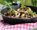 Bild: Matthias Würfl
Für die gefüllten Pilze werden große Champignons verwendet. „Diese bieten sich für dieses Rezept am besten an, denn sie haben eine große Mulde, die gefüllt werden kann“, so Anja Auer, die „Frau am Grill“.