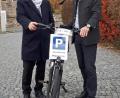 Bild: nm
Markus Windisch vom Bayernwerk (links) übergibt an Bürgermeister Thomas Meiler ein E-Bike.
