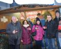 Bild: fz
Stadtrat Stefan Seitz, Sandra Henkes vom Toursmusbüro, Stadträtin Renate Nastvogel, Bürgermeister Karlheinz Budnik sowie die Stadträte Markus Weidner und Brigtte Kreishöfner (von links) stoßen mit einer Tasse Glühwein bei der Eröffnung auf das Weihnachtsstandl an.