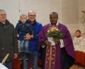 Bild: soj
Pfarrgemeinderatssprecher Hans Enders (von links) und Kirchenpfleger Stefan Kausler mit Sohn Fabian gratulieren Pfarrer Thankgod Okoroafor zum Priesterjubiläum.