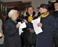Bild: ubb
Groß war die Freude bei Geroldine Ondrusek (links), als ihr Franz Göhl und Lions-Präsident Albert Saller (von links) den Preis überreichten und sie besonders herausstellten für ihr 50-jähriges Engagement.