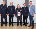 Bild: u
„Retten – löschen – bergen – schützen“ – dem Wahlspruch der deutschen Feuerwehren fühlt sich der Ehrenvorsitzende der Hirschauer Wehr Arthur Gleich (Bildmitte) seit 70 Jahren verpflichtet. Zu der mit dem Jubiläum verbundenen Ehrung gratulierten ihm Bürgermeister Hermann Falk (r.), Vorstand Michael Schuminetz (2.v.r.), Kommandant Sebastian Jasinsky (l.) und 2. Vorstand Thomas Maier (2.v.l.).