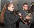 Bild: sön
Mit weihnachtlichen Weisen umrahmten Sophie Rüth an der Trompete und David Meier am Tenorhorn den Riedener Adventsmarkt.
