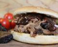 Bild: Matthias Würfl
Zartes Fleisch: der Burger mit Pulled Beef Ribs.