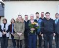 Bild: gi
Hilde Knoblach (mit Blumenstrauß) feiert mit der Familie 80. Geburtstag. Dazu gratulieren auch Bürgermeister Hermann Ach (rechts) und Pfarrer Dieter Schinke aus Vohenstrauß (Vierter von links).