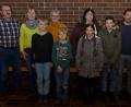 Bild: dob
Sieger im Familienverband beim Deutschen Sportabzeichen und Jugendsportabzeichen waren in diesem Jahr die Familie Scholz (links) und Familie Hinderlich (rechts). Sie erhielten von TV-Vorsitzendem Klaus Nigg (links) und Abteilungsleiter Andreas Eger (rechts) neben den Urkunden und Abzeichen auch einen Gutschein. Manuela Völkl (hintere Reihe, Dritte von links) bekam zum 25. Mal Gold.