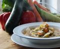Bild: Gabi Schönberger
Eine bunte Gemüsemischung wird für die Minestrone gebraucht. Serviert wird die Suppe mit viel Parmesan.
