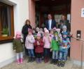 Bild: nbu
Mit leuchtenden Augen schmücken die Kinder der„Maxi-Gruppe den Eingangsbereich des Freihunger Rathauses. 
Mit ihnen freuen sich (hinten, von links): Kindergartenleiterin Christine Götz, Bürgermeister Norbert Bücherl und Erzieherin Christine Setzer.