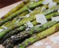 Bild: Matthias Würfel
Der gegrillte, grüne Spargel kann noch warm mit Parmesan serviert werden. Aber auch abgekühlt wird er als Salat zum Genuss.
