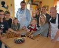 Bild: jr
Gemeinsam standen CSU-Ortsvorsitzender Stefan Grillmeier (Mitte) und Hubertus Krämer (rechts) mit ihren Familien nebst Kindern hinterm Backofen, um leckere Lebkuchen zu backen, die am Samstag beim Mitterteicher Weihnachtsmarkt kostenlos verteilt werden, solange der Vorrat reicht.