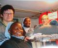 Bild: kro
Die neuen Frauenbund-Vorsitzenden Christa Stock (Zweite von rechts) und Barbara Schmid (links) überreichten warme Winterkleidung an die Klosterschwestern aus Uganda.