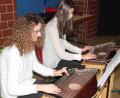 Bild: kro
Das Zither-Duo Lena Bäuml und Nele Dybicki spielte bei der 51. Aventfeier auf.