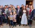 Bild: do
Mit 90 Lenzen ist Franz Dötsch (Bildmitte, mit Hut als persönlichem Markenzeichen) auch im wahrsten Sinne des Wortes der Dorfälteste der Ortschaft Zettlitz. Seinen runden Geburtstag feiert der Jubilar mit drei Kindern, neun Enkeln und vier Urenkeln. Auch Pfarrer Adrian, Bürgermeister Albert Nickl und die Feuerwehr Speinshart gratulierten zum Ehrentag.