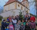 Bild: twi
Bürgermeister Konrad Kiener (hinten links neben dem Baum), Mesner Hans Wagner, Pfarrer Markus Ertl, Initiatorin Maria Schlögl (hinten rechts neben dem Baum) freuen sich mit den Oberköblitzer Bürgern und Mitarbeitern der Werkstätten von Dr. Loew Soziale Dienstleistungen über die Gemeinschaftsaktion.