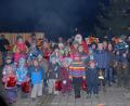 Bild: ow
Beim Glühweinabend am Dorfchristbaum lobt der Nikolaus die Filchendorfer Kinder und beschenkt sei.