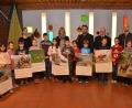 Bild: dob
Stolz präsentierten die Förder- und Grundschüler die Kalender "Wald, Wild und Wasser", die diesmal Tiere hauptsächlich aus der Bergwelt in die Klassenzimmer bringen. Die Vorsitzenden Sascha Freymann, Johann Dittmann, Christian Ertl, Rektorin Beate Vetterl und vom SFZ, Förderlehrerin Judith Friedl (von rechts nach links), begleiteten die Aktion.