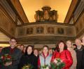 Bild: gru
Mit der neu erstrahlten Steinmeyer-Orgel in der evangelischen Kirche St. Stephanus in Edelsfeld (von links): Kirchenmusikdirektor Gerd Hennecke, Verena Schmid, Elsbeth Maderer, Heidi Wohlfahrt, Pfarrer Matthias Ahnert und dahinter die Mitglieder des evangelischen Kirchenchores nach dem Konzert.