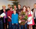 Bild: mab
Stefan Harmsen, der neue Sportparkwirt (Mitte), nimmt zusammen mit seiner Familie die vielen guten Wünsche zur Eröffnung und Einweihung entgegen.