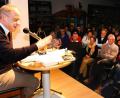 Bild: Gerhard Götz
Bemerkenswert und humorvoll erläuterte der Autor und Moderator Hubertus Meyer-Burckhardt in Schwandorf seine Ansichten zu und von Frauen.