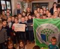 Bild: fz
Rektorin Katja Meidenbauer, Schulrätin Margit Walter und BLSV-Kreisvorsitzender Ernst Werner freuen sichüber einen zweiten Platz beim bayernweiten Schwimmwettbewerb und die Auszeichnung zur "Umweltschule in Europa".