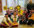Bild: exb
Die Buben und Mädchen des Störnsteiner Kindergartens überreichen stolz ihre Spende an die Klinikclowns Dr. Rosalie Sprudl und Dr. Rosa Socke.