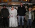 Bild: exa
Bürgermeister Hubert Kraus (links), Gertrud Lindner und OGV-Vorsitzender Stefan Gottfried (von rechts) freuten sich über den Besuch des Christkinds (Verena Pöllmann) beim Pullenreuther Weihnachtsmarkt.