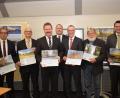Bild: bnr
Die Vorstände der VR Bank Mittlere Oberpfalz und der Raiffeisenbank Bruck präsentieren den Landkreiskalender 2020. Das erste Exemplar erhielt Landrat Thomas Ebeling (rechts). Die Gestaltung lag in den Händen von Günther Moser (Zweiter von rechts).