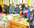 Bild: ü
Zahlreiche Besucher durchstöbern beim Bücherflohmarkt in der Kirchenthumbacher Grundschule die Kisten.