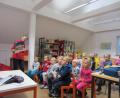 Bild: adj
Christine Melchner bringt den Kindern mit einer Geschichte den Sinn des Weihnachtsfests näher.