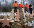 Bild: Martin Hertel/exb
Winfried Pfahler, Leiter des Forstbetriebs Fichtelberg (rechts), präsentiert mit den Azubis Jonas Fischer, Ulli Stöhr und Vince-Robin Zirkel den rustikalen Schmuck aus der Weihnachtswerkstatt.