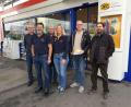 Bild: adj
In einem Gespräch mit dem Betreiber der Jet-Tankstelle machen sich die Gemeinderäte der Freien Wählergemeinschaft, Peter Schramek und Bernhard Pscheidt (von rechts), ein Bild von der Verkehrsbelastung rund um die Tankstelle. Ulf Junge, Thomas Scheck und Peter Lütje (von links) schilderten die Problematik.
