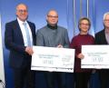 Bild: Hirsch
Wolfgang Reiner (Zweiter von links), Friedrich Keller (Zweiter von rechts) und Marga Wagner (Mitte) bedankten sich für die Spende.