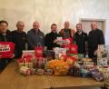 Bild: exb/Ali Daniel Zant 
Die Linke-Stadtratskandidaten übergeben Lebensmittel an die Tafel.