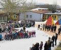 Bild: Hartl
Würdig eingeweiht sind die komplett neuen Pausenhofflächen der Jahn-Schule – die ganze Schulfamilie nahm daran teil.