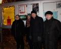Bild: flt
Pfarrer Thomas Thiermann, Bürgermeister und Vereinskartellvorsitzender Lothar Müller, Initiatorin der Adventsfensteraktion Tina Zeitler und Pfarrgemeinderatssprecher für die Pfarrei Plößberg Florian Trißl (von rechts) eröffneten gemeinsam die Adventsfenster-Aktion und freuten sich über den guten Besuch des ersten „Fensters“.