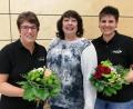 Bild: exb
Bild von links Regina Gerl, 1. Vorsitzende Silvia Stark, Bettina Eckstein
 TV-Vorsitzender Silvia Stark (Mitte) überraschte die neuen Übungsleiterinnen mit B-Lizenz, Regina Gerl (links) und Bettina Eckstein, mit Blumen.