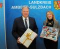 Bild: Christine Hollederer
Regina Wolfohr und Landrat Richard Reisinger stellen den Tourismus-Adventskalender vor.