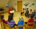 Bild: njn
Konrektorin Beate Koch las im Regenbogen-Kindergarten den Kindern vor.