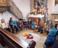 Bild: dip
Anna Stangl (Fünfte von rechts) und Anna-Lena Rupprecht (Achte von rechts) organisieren in der Matthäus-Kirche die erste Kindermesse.