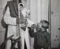 Repro: lg
Auf diesem Foto aus dem Familienalbum aus den 1930er zeigt der kleine Franz Vogl keine Angst vor der Furcht einflößenden Nikolausgestalt.