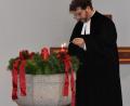 Bild: rgr
Pfarrer André Fischer zündet am Beginn des neuen Kirchenjahres die erste Kerze am Adventkranz an.