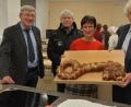 Bild: jr
Zur Neueröffnung der Schulküche gab es von Landrat Wolfgang Lippert (rechts) einen gebackenen Schlüssel. Mit dabei waren (von links) Leitender Landwirtschaftsdirektor Wolfgang Wenisch, Bauleiter Roland Franz und Schulleiterin Doris Eckl.