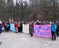 Bild: exb
Peter Zahn (links) vom Bund Naturschutz informierte die Teilnehmer des Waldspaziergangs bei der Protestaktion über die Pläne in der Wagensaß.