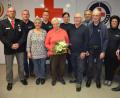 Bild: jr
Mit Ehrenplaketten des Bayerischen Roten Kreuzes wurden ehrenamtliche Mitarbeiter des Blutspende-Teams in Mitterteich ausgezeichnet. Im Bild (von links) Bereitschaftsleiter Robert Hoyer, Stefan Pelz, Katina Hirsch, Michael Wölfl, Betty Nerlich, Natalie Wölfl, Reinhard Nerlich, Bürgermeister Roland Grillmeier, Hans Pöllath, Sonja Hoyer und stellvertretender Kreisgeschäftsführer Sven Lehner.