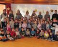 Bild: Dobmeier
Der Kindergarten St. Wolfgang spendet 450 Euro an das Hilfswerk „Adventslicht“.